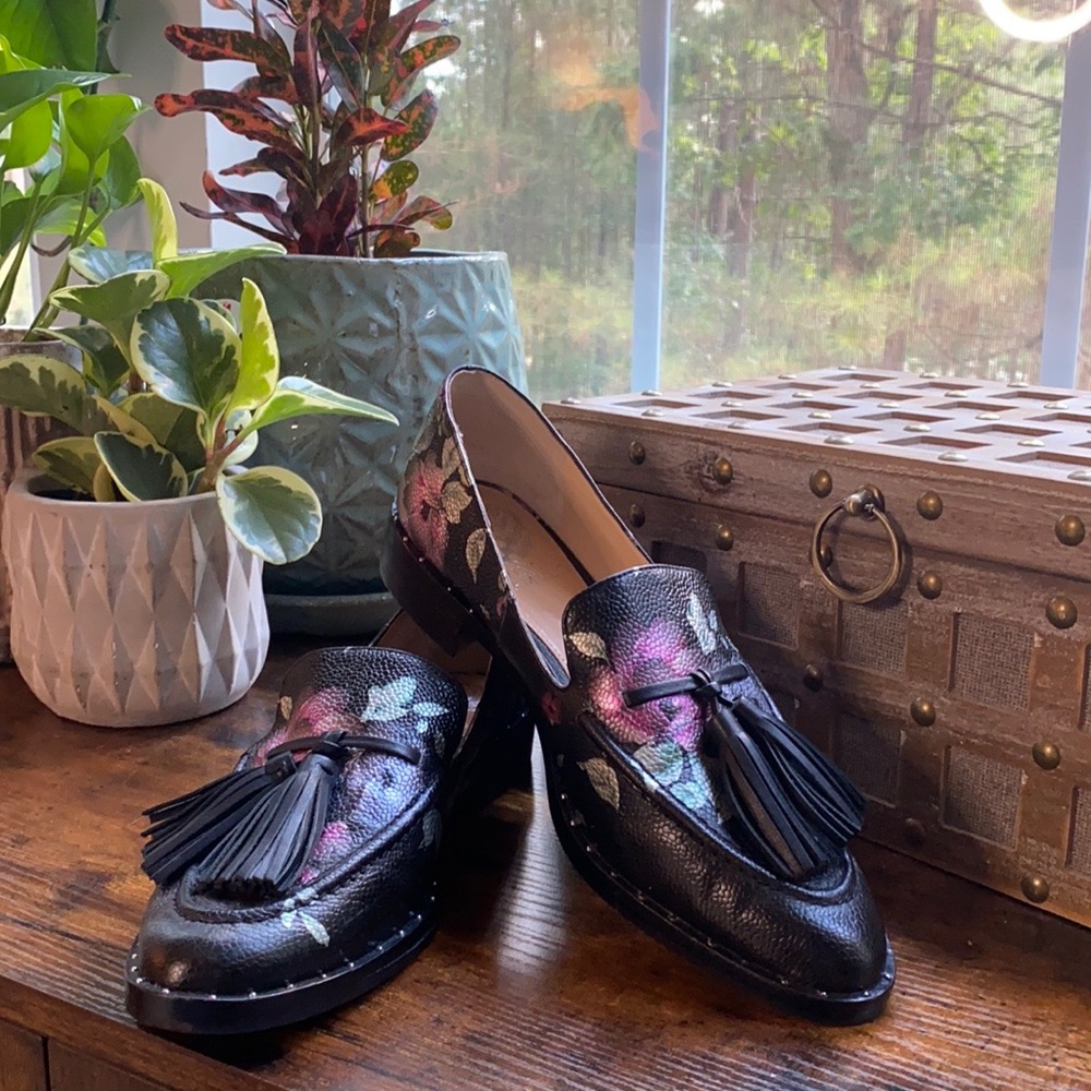 Vince Camuto Size 7.5 black loafers with silver studs and floral print